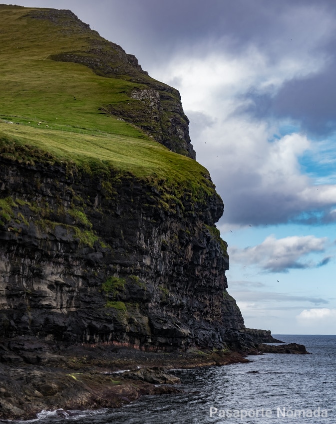 ruta por las islas feroe acantilados cerca de Mikladalur