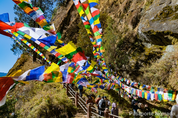 banderas de oracion cerca del nido del tigre en butan
