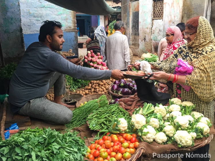 mercado de frutas y verduras en la ciudad de agra