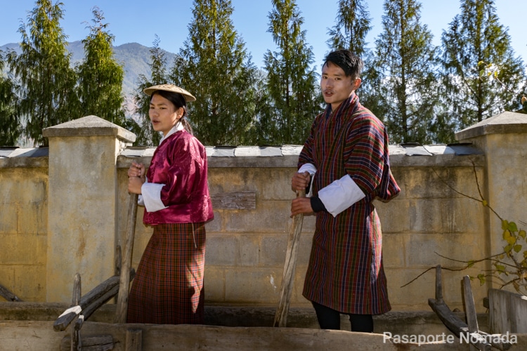 niños butaneses en danza tradicional