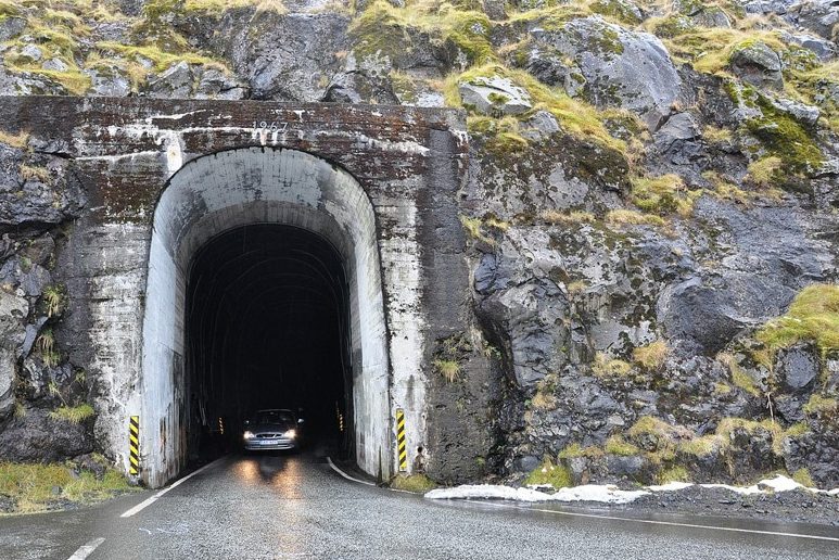 tunel de la isla de bordoy en las islas feroe
