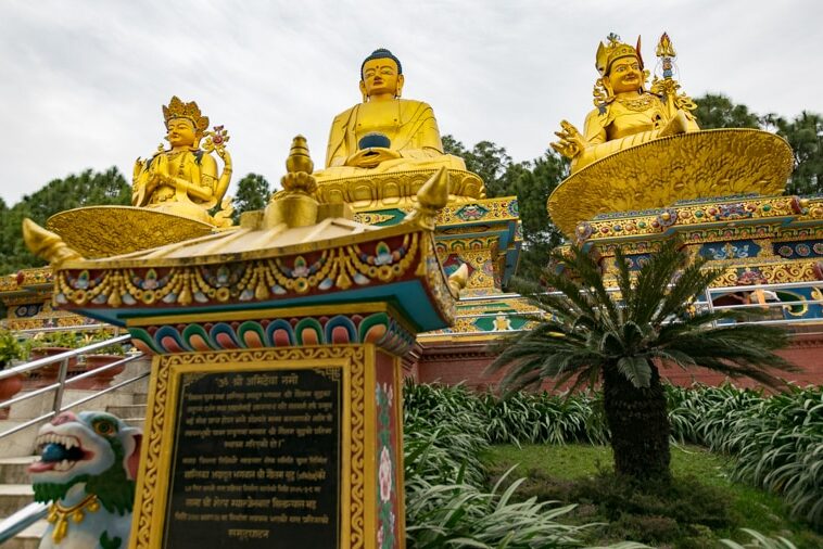 estatuas doradas del parque buda amideva