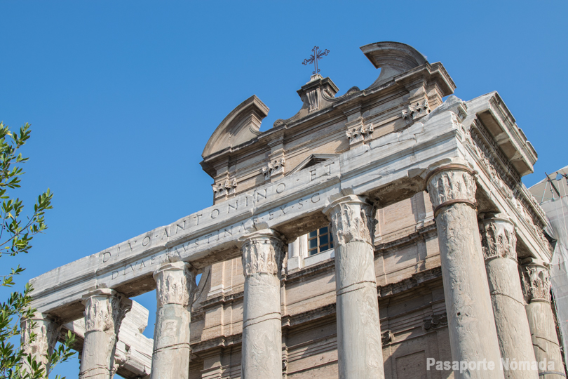 detalle de las columnas corintias y el entablamento del templo de antonio y faustina