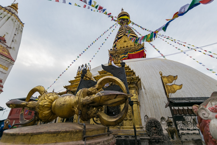 la leyenda del valle de kathmandu y la stupa de swayambhunath