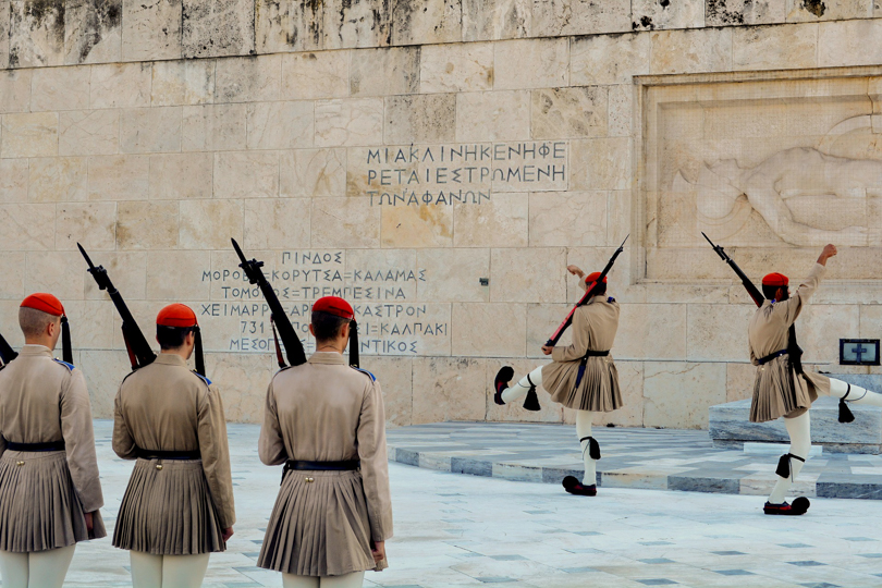 cambio de guardia en la plaza de syntagma de atenas