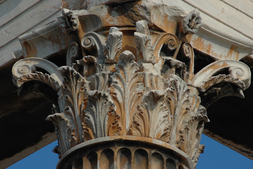 detalle de una columna corintia en el templo de zeus olimpico