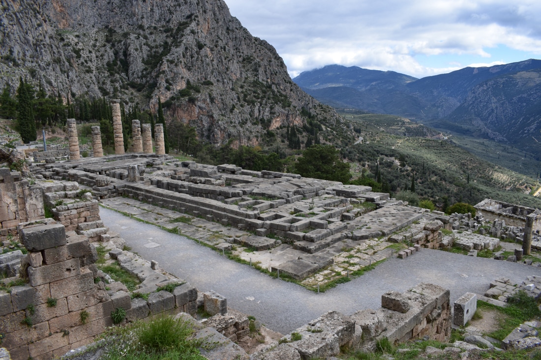 que ver en delfos templo de zeus oraculo