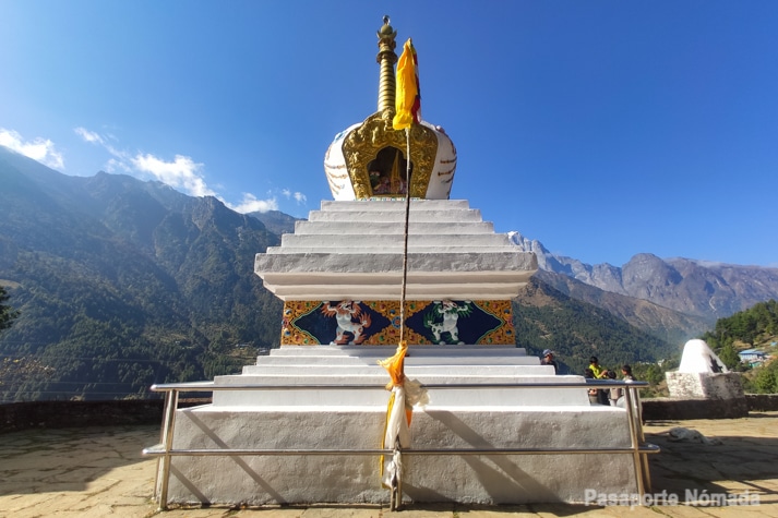 stupa budista en el himalaya