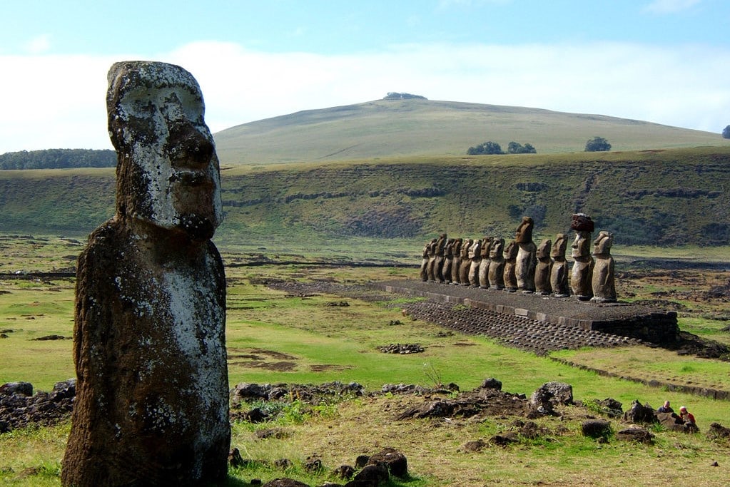 moai viajero y ahu tongariki