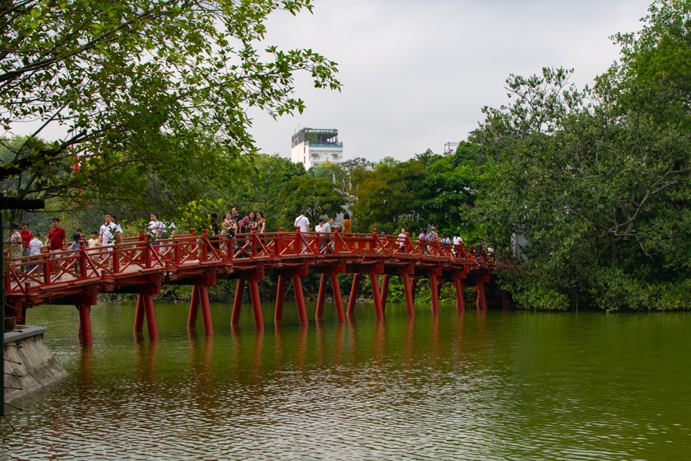 puente del lago hoan kiem