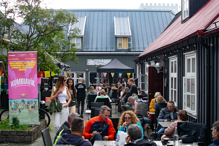 Ambiente diurno en la calle Bankastræti de Reykjavik