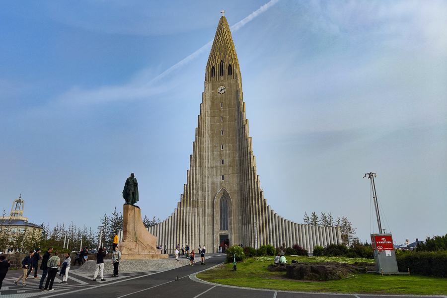 Hallgrimskirja uno d elos lugares más importantes que visitar en una ruta de un día por Reykjavik