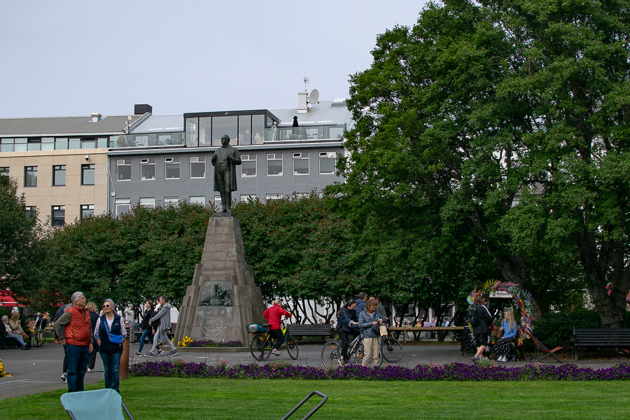 Estatua en la plaza de Austurvólur de Reykjavik