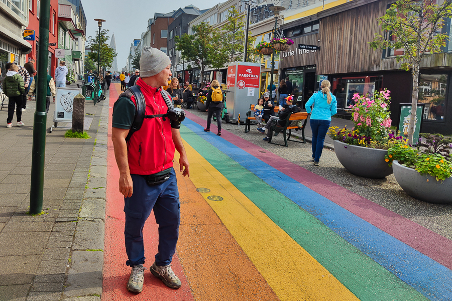 Calle color arco iris de Skólavörðustígur recorriendo Reykjavik en un día
