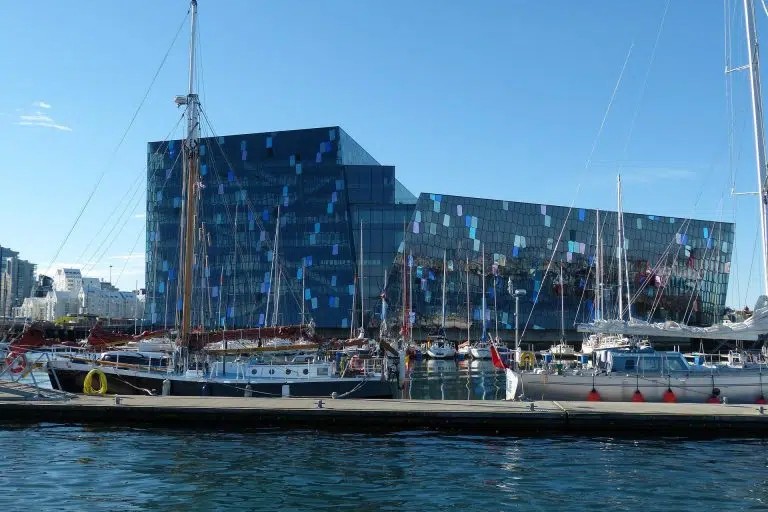 Harpa Center Hall el edificio de cristal de Reykjavik