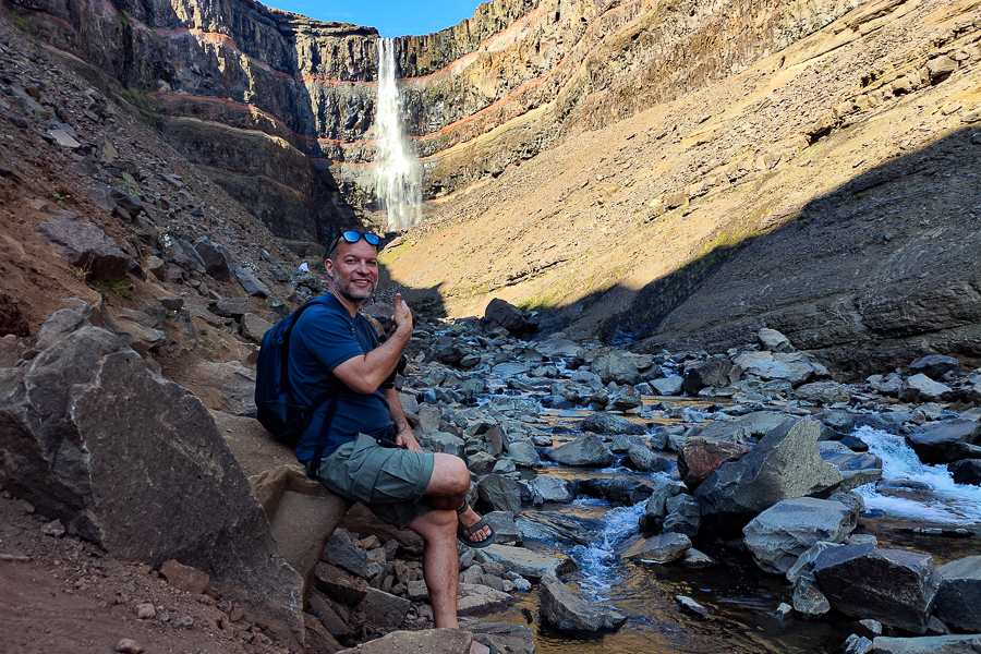 Cascada de Hengifoss en los Fiordos Orientales de Islandia