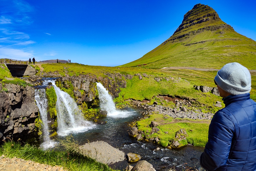 Cascada de Kirkjufellfoss ante la montaña de Kirkjufell conocida como la cascada de la iglesia, uno de los lugares imprescindibles que ver en Snaefellsnes