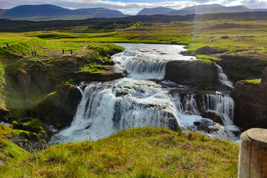 Vista frontal de Reykjafoss, la cascada humeante