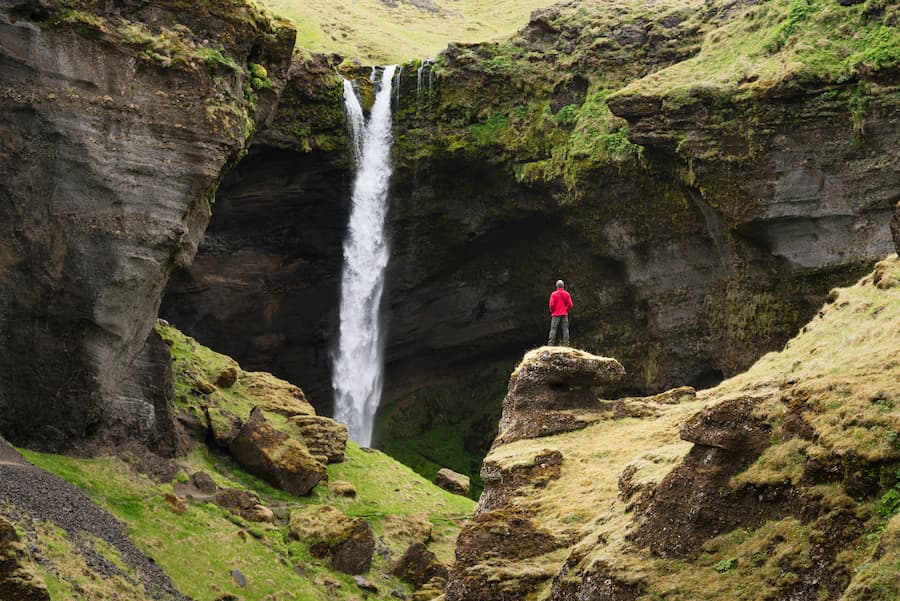 Cascada en la costa sur de Islandia