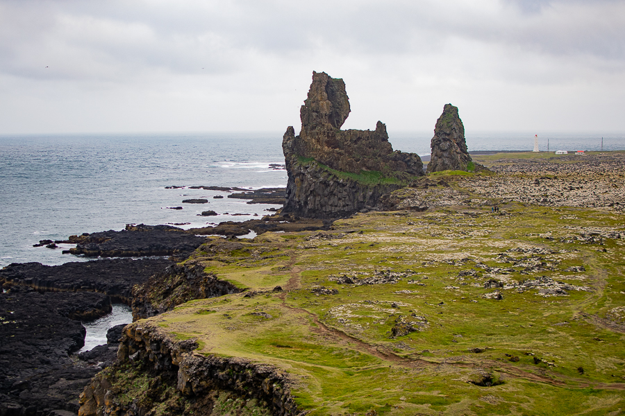 Acantilados de Lóndrangar elevándose hacia el cielo en Snaefellsnes