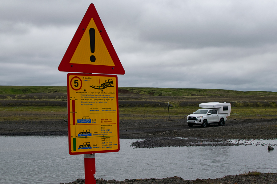 4x4 vadeando un río en Islandia