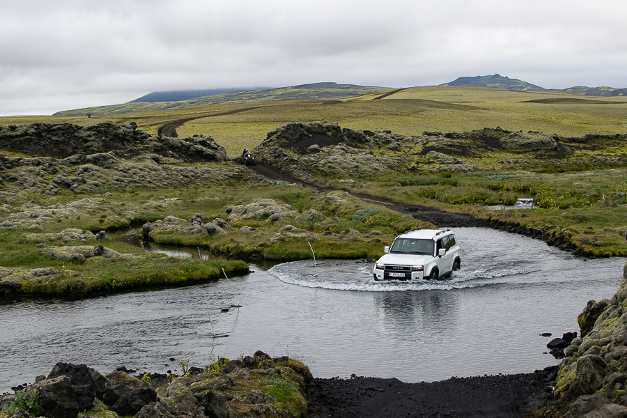 Vadeo de un río en Islandia con un 4x4 en las Tierras Altas