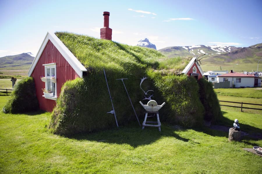Casa tradicional con tejado de turba en Borgarfjordur Eystri uno de los pueblos más bonitos de los Fiordos del Este de Islandia