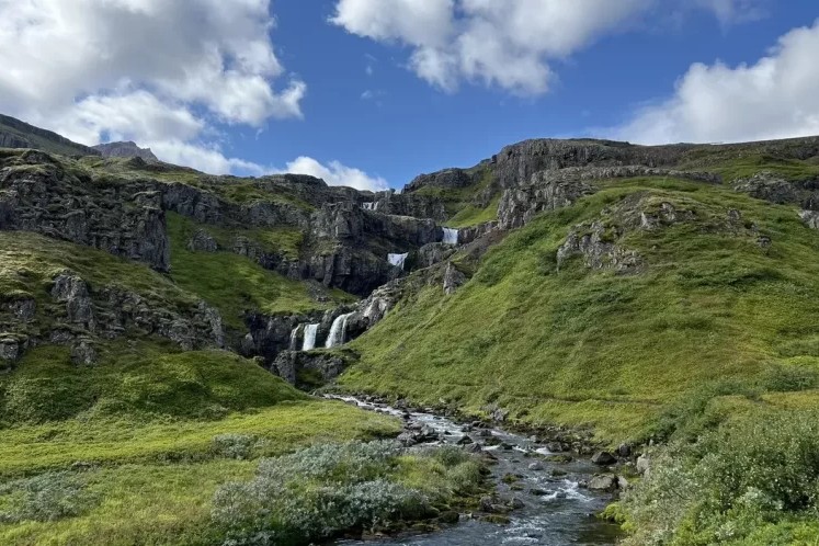 Cascada de Kifbrekkufossar en los Fiordos del Este de Islandia