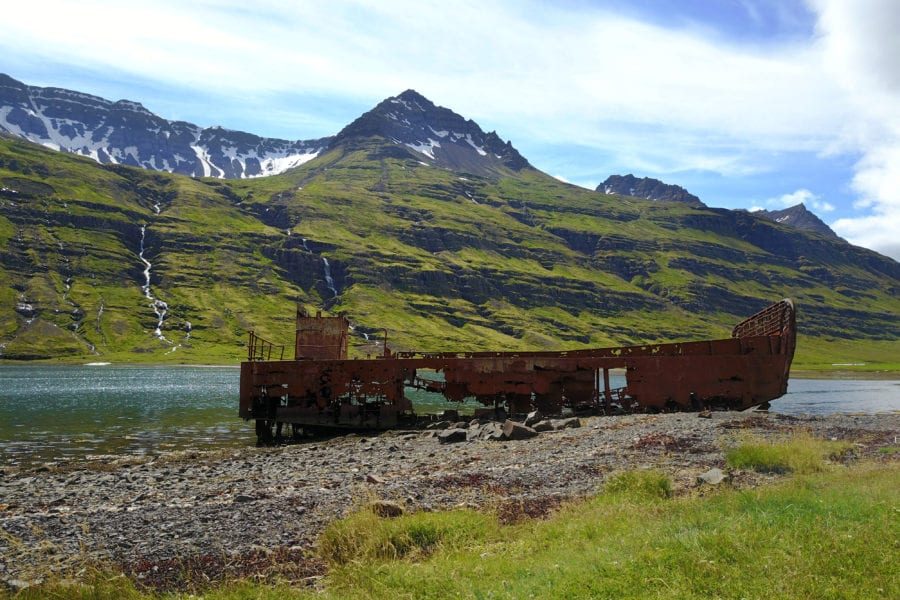 Antiguo barco varado en el fiordo de Mjoifjordur
