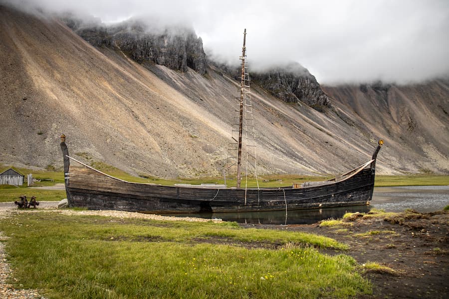 Barca vikinga en los Fiordos del Este