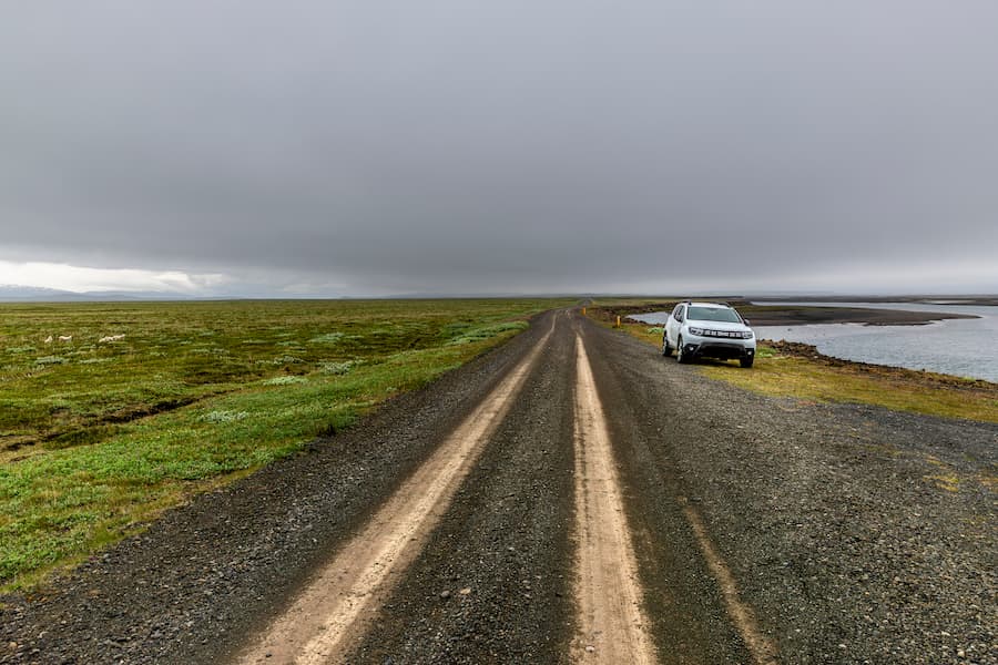 Carretera de grava en Islandia
