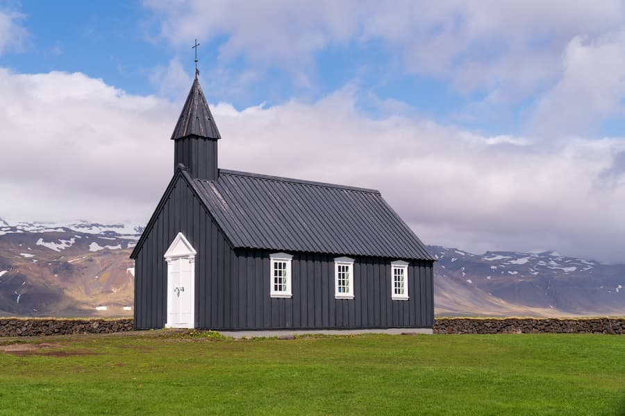 Iglesia negra tradicional en la península de Snaefellsnes