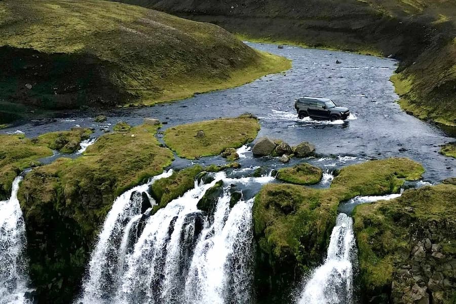 Bláfjallafoss la cascada de Islandia que se puede cruzar en coche