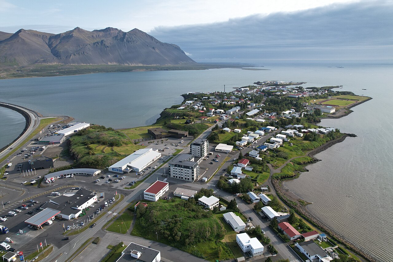 Vista aérea del fiordo de Borgarfjörður y ciudad de Borgarnes