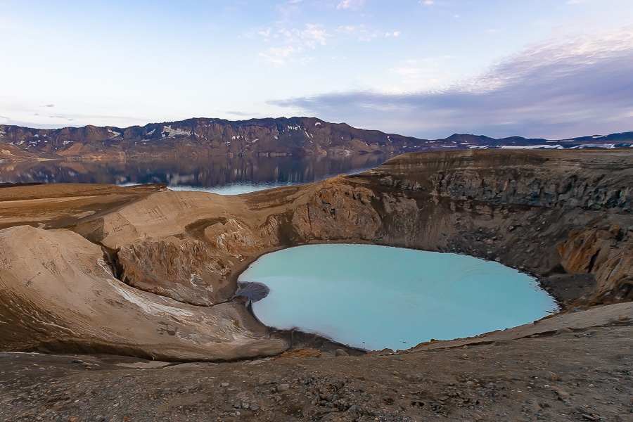 Caldera de Askja y cráter Viti en las tierras Altas de Islandia