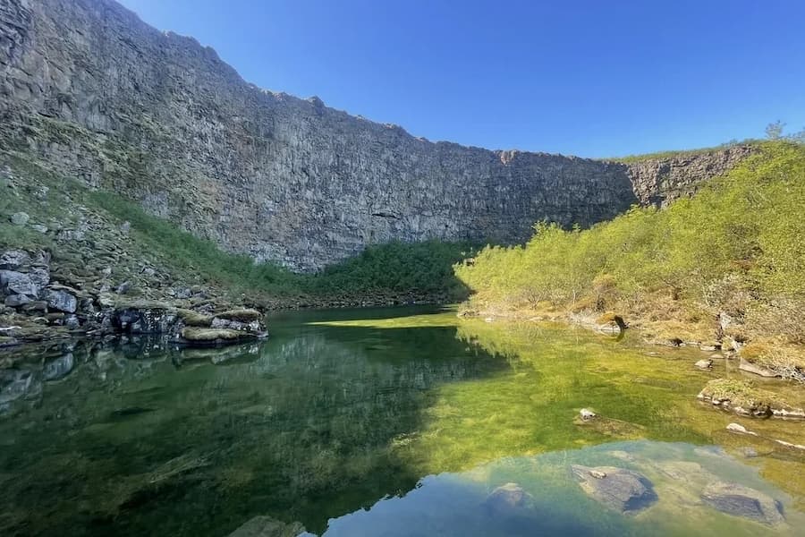 Laguna de Botnstjörn en el cañón de Ásbyrgi