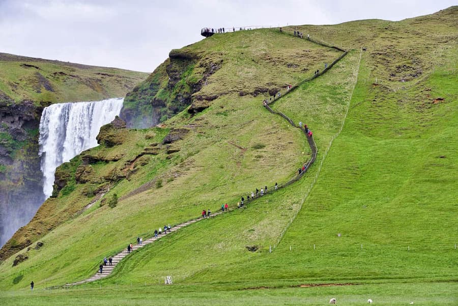 Camino de escaleras de Skógafoss