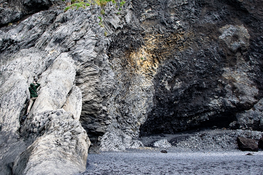 Cuevas de basalto en la playa de arena negra de Reynisfjara