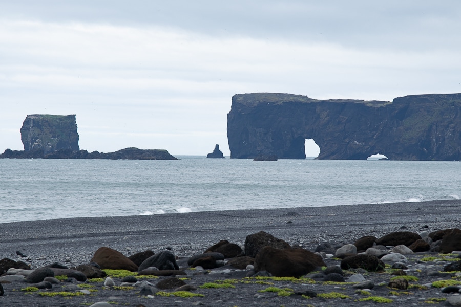 Dyrhólaey desde la playa de arena negra de Reynisfjara