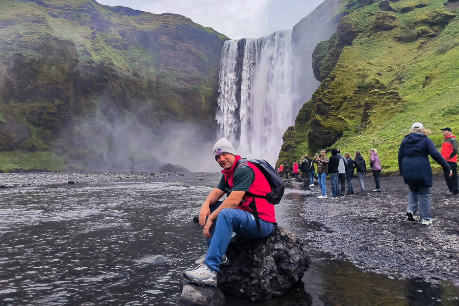 Vista frontal de la cascada de Skógafoss