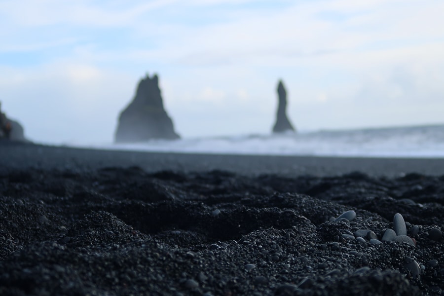 Playa de arena negra de Reynisfjara en Vík al sur de Islandia