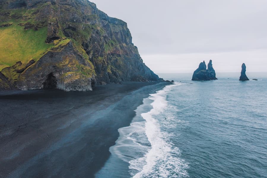 Qué ver en Vík, Reynisfjara y las playas de arena negra del sur de Islandia