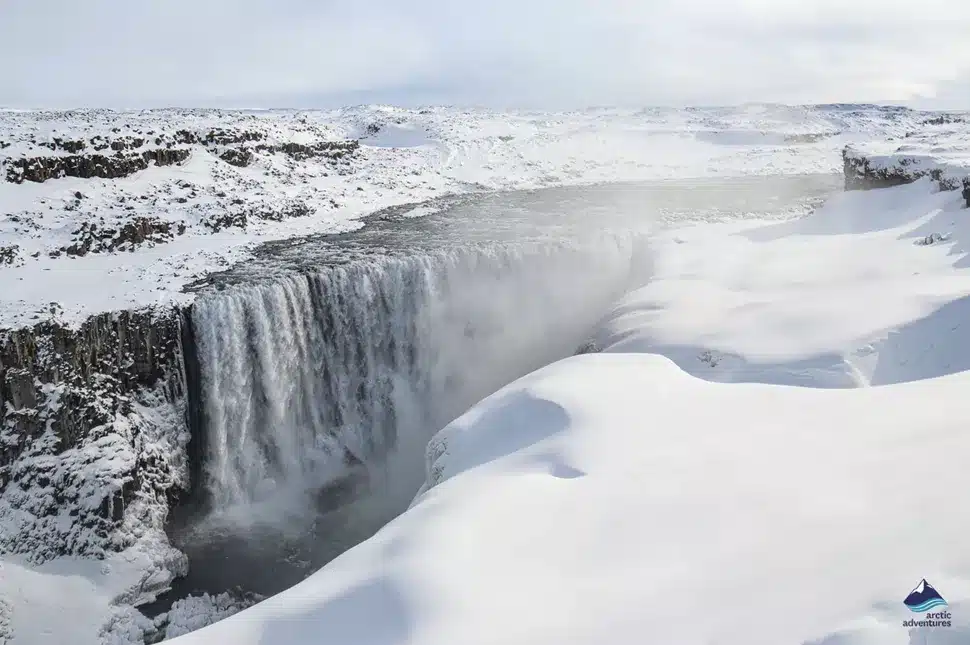Dettifoss cubierta de nieve en invierno