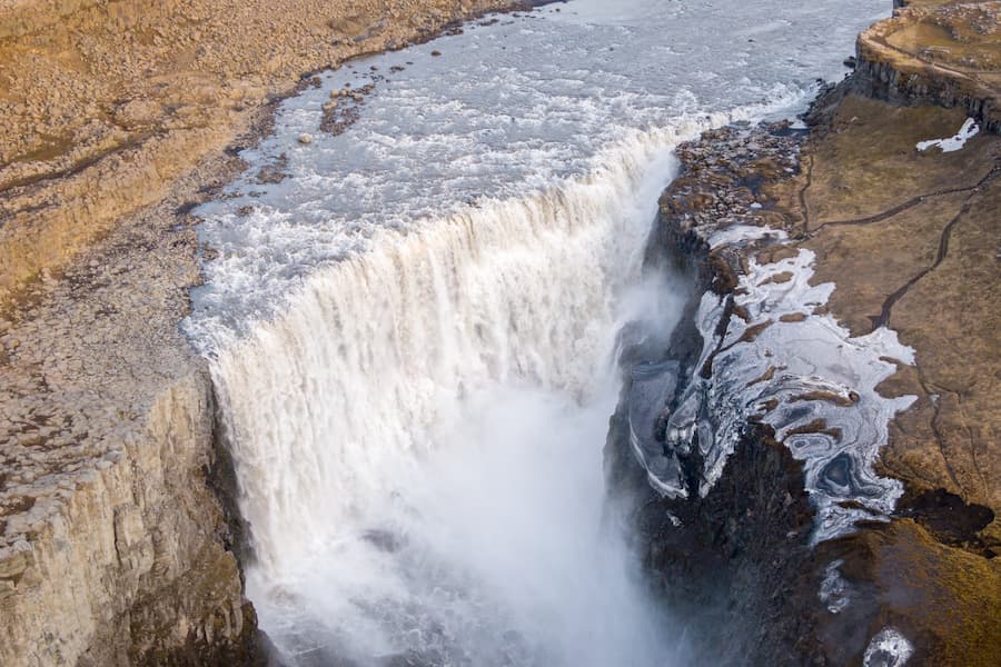 Vista aérea de Dettifoss en otoño