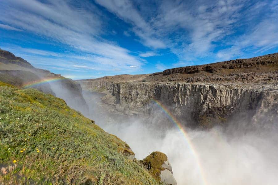 Cascada de Detiffos en verano bajo el arcoiíis
