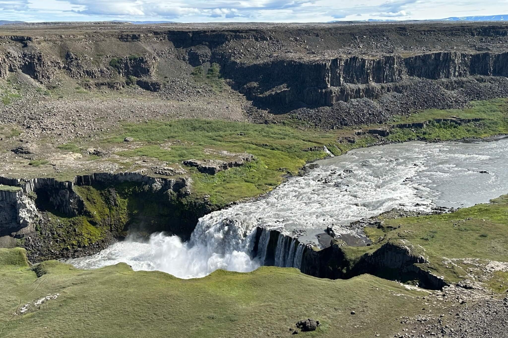 Vista panorámica de la cascada de Hafragilsfoss desde el mirador oeste
