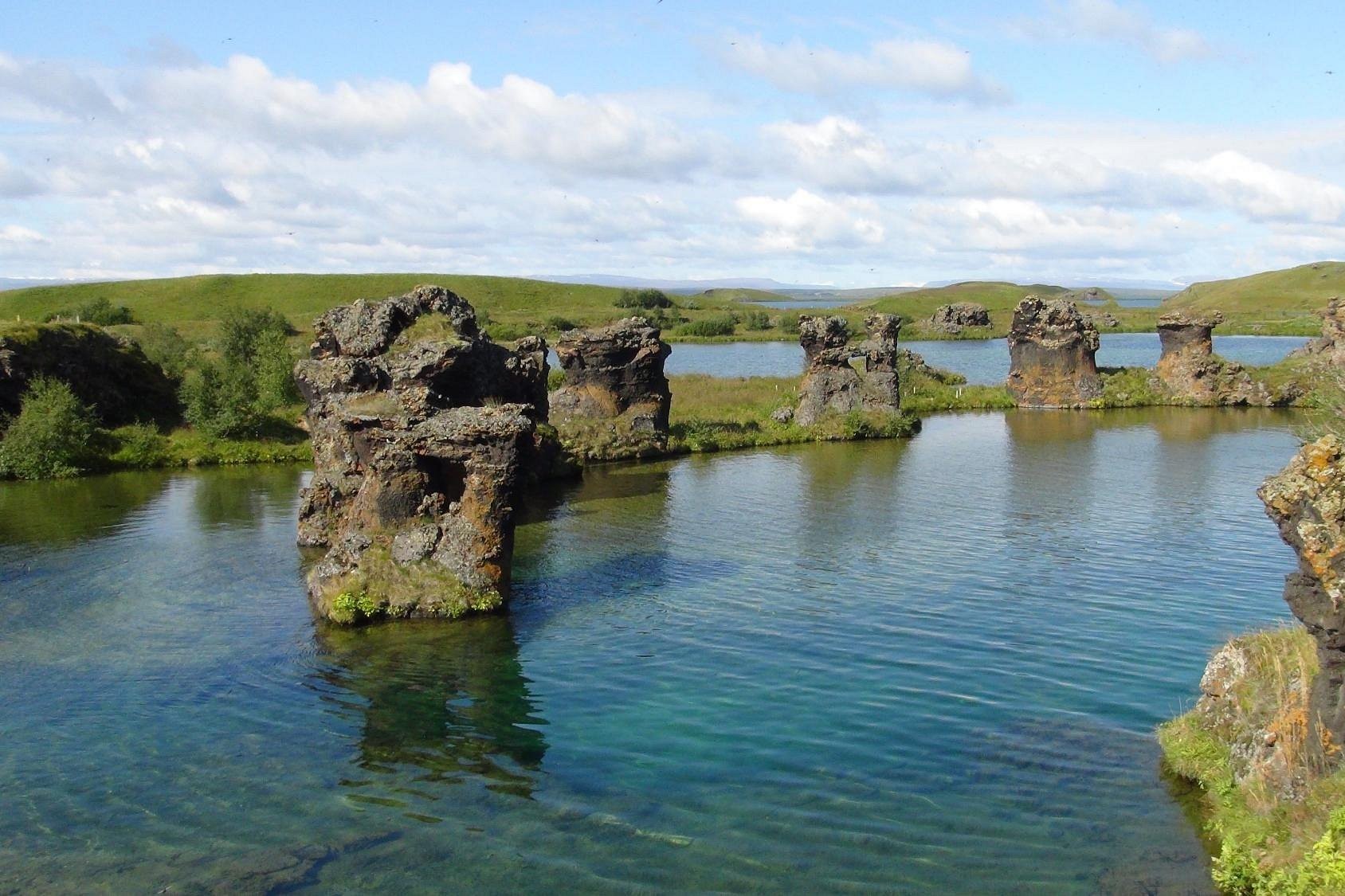 Pilares rocosos de Klasar en el lago Mývatn