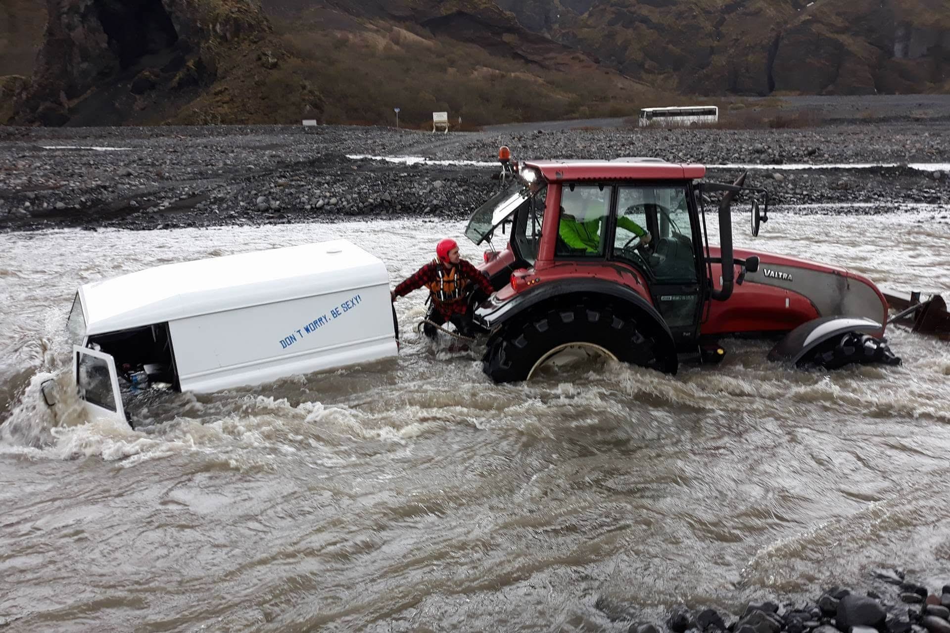 Vehículo atrapado en el cruce del río Krossa