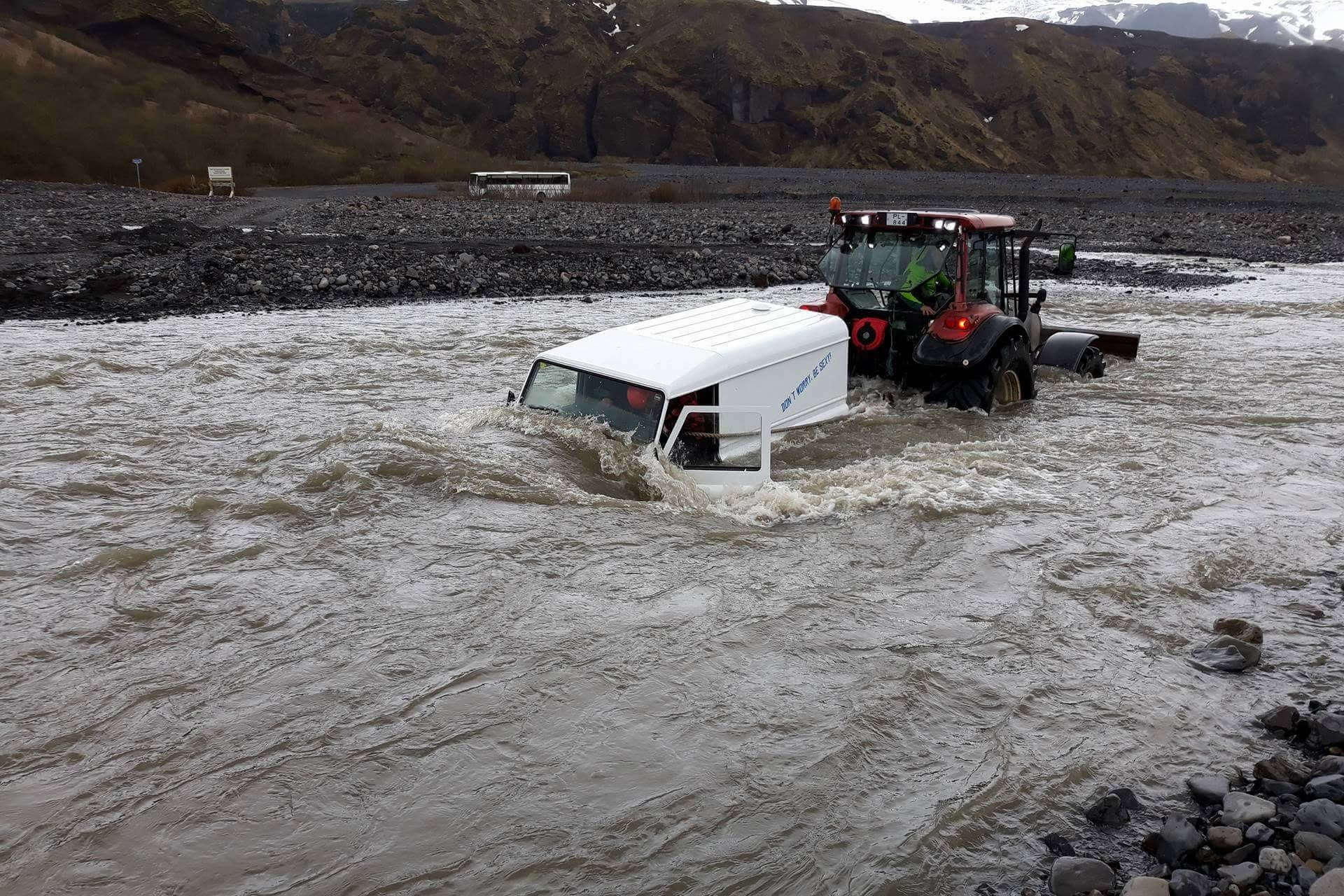 Vehículo atrapado en el cruce del río Krossa