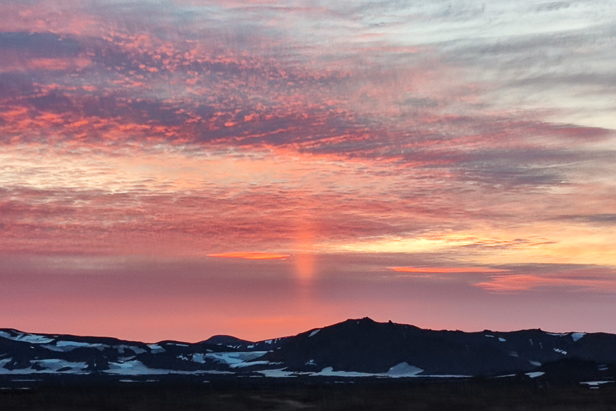 Sol de media noche en Islandia sobre las montañas de Drekagi en askja